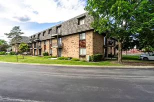 11 Oak Creek Dr, Buffalo Grove, IL 60089 - Photo 1