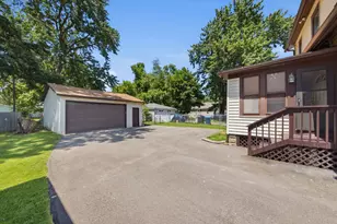 933 Lebanon St, Aurora, IL 60505 - Photo 2
