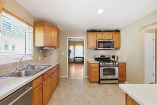 933 Lebanon St, Aurora, IL 60505 - Photo 6