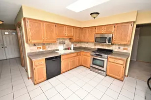 18439 Willow Ln, Lansing, IL 60438 - Photo 10