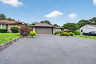8118 Gladys Ln, Palos Hills, IL 60465 - Photo 2