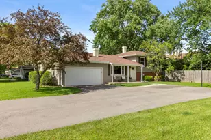 5S481 Glenoban Dr, Naperville, IL 60563 - Photo 2