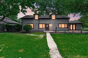 5016 Oak Center Dr, Oak Lawn, IL 60453 - Photo 2