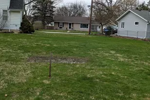 611 Oakwood Dr, Geneva, IL 60134 - Photo 1