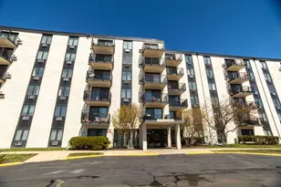 9128 W Terrace Dr, Niles, IL 60714 - Photo 2