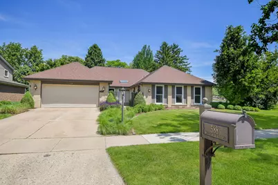 588 Williamsburg Road, Glen Ellyn, IL 60137 - Photo 2