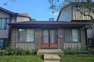 591 Forum Dr, Roselle, IL 60172 - Photo 1