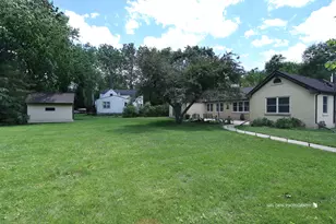 9425 Byrne Dr, Fox River Grove, IL 60021 - Photo 4