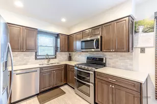 135 Newtown Dr, Buffalo Grove, IL 60089 - Photo 14