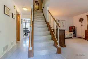 135 Newtown Dr, Buffalo Grove, IL 60089 - Photo 4