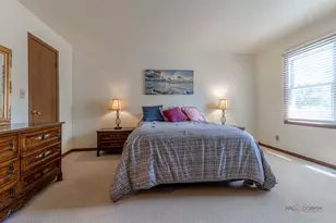 135 Newtown Dr, Buffalo Grove, IL 60089 - Photo 18