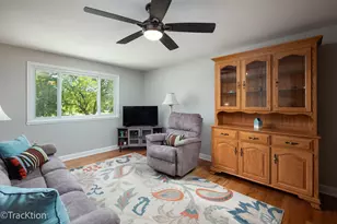 1701 Hartmann Dr, Schaumburg, IL 60193 - Photo 4