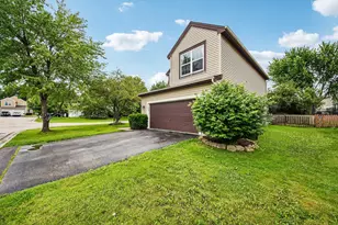 647 E Princeton Ct, Round Lake Beach, IL 60073 - Photo 2