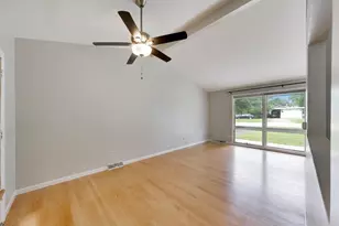 2401 E Thornwood Dr, Lindenhurst, IL 60046 - Photo 6