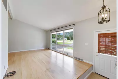 2401 E Thornwood Drive, Lindenhurst, IL 60046 - Photo 2