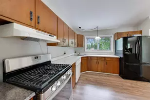 2401 E Thornwood Dr, Lindenhurst, IL 60046 - Photo 8