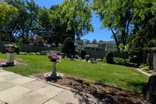 1825 E Sitka Ln E, Mount Prospect, IL 60056 - Photo 20
