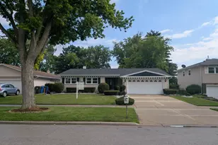 1825 E Sitka Ln E, Mount Prospect, IL 60056 - Photo 2