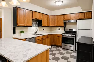 121 Mullingar Ct, Schaumburg, IL 60193 - Photo 2