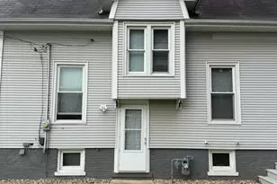 1005 S Center St, Bloomington, IL 61701 - Photo 2