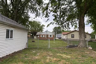247 E Holmes St, Paxton, IL 60957 - Photo 16