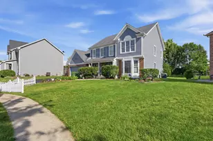 608 Lindsay Cir, North Aurora, IL 60542 - Photo 2