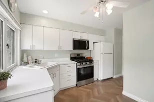 21 Kyle Ct, Willowbrook, IL 60527 - Photo 8
