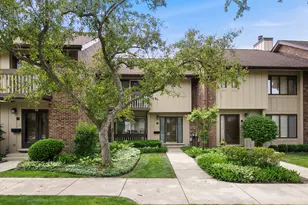 21 Kyle Ct, Willowbrook, IL 60527 - Photo 1