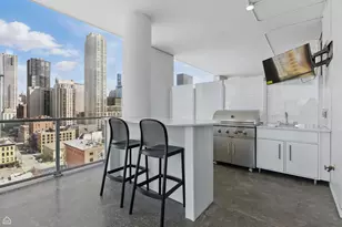 146 W Erie St, Chicago, IL 60654 - Photo 16