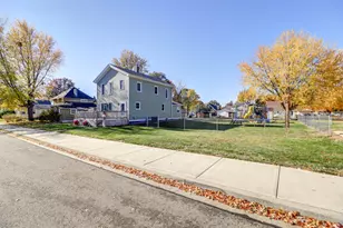 1303 Johnson Ave, Sterling, IL 61081 - Photo 2