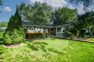 230 Fleetwood Ln, Elk Grove Village, IL 60007 - Photo 2