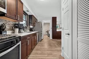 230 Fleetwood Ln, Elk Grove Village, IL 60007 - Photo 10