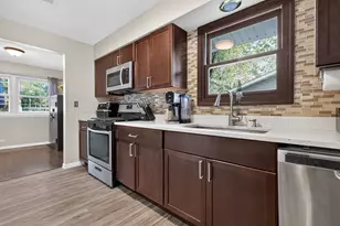 230 Fleetwood Ln, Elk Grove Village, IL 60007 - Photo 8