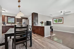 230 Fleetwood Ln, Elk Grove Village, IL 60007 - Photo 6