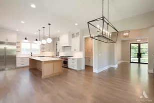 246 Holmes Ave, Clarendon Hills, IL 60514 - Photo 8
