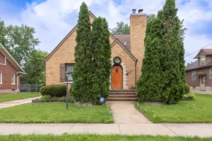 725 Augusta Ave, Elgin, IL 60120 - Photo 1