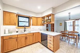 725 Augusta Ave, Elgin, IL 60120 - Photo 10