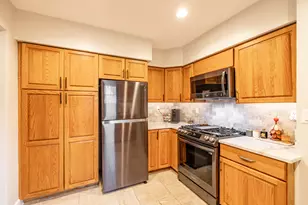 725 Augusta Ave, Elgin, IL 60120 - Photo 8
