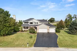 101 Hickory Ln, Kirkland, IL 60146 - Photo 2