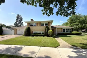 801 S See-Gwun Ave, Mount Prospect, IL 60056 - Photo 2