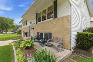 1049 E Fosket Dr, Palatine, IL 60074 - Photo 2