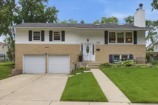 1049 E Fosket Dr, Palatine, IL 60074 - Photo 1