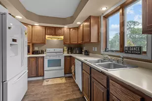 404 W Burbank St, Harvard, IL 60033 - Photo 8
