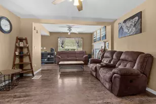 404 W Burbank St, Harvard, IL 60033 - Photo 6
