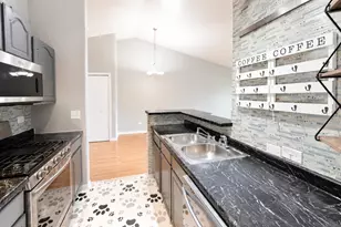 812 Maple Ln, Wheeling, IL 60090 - Photo 8