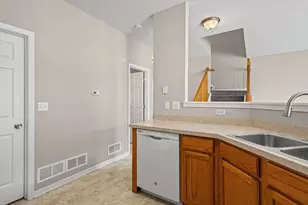 535 N Red Deer Rd, Round Lake, IL 60073 - Photo 8