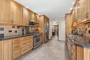 7933 Glen Ln, Darien, IL 60561 - Photo 10