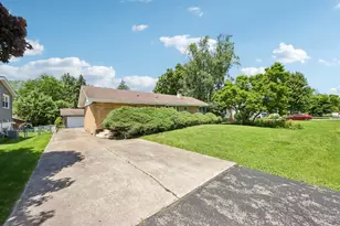 418 Highland Rd, Willowbrook, IL 60527 - Photo 4