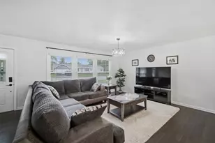 890 Yorkshire Dr, Hanover Park, IL 60133 - Photo 4