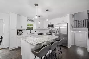 890 Yorkshire Dr, Hanover Park, IL 60133 - Photo 8